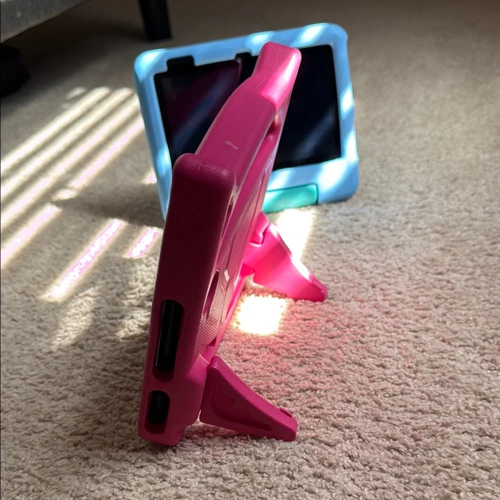 Fire 7 Tablet (16 GB) + Standing Case